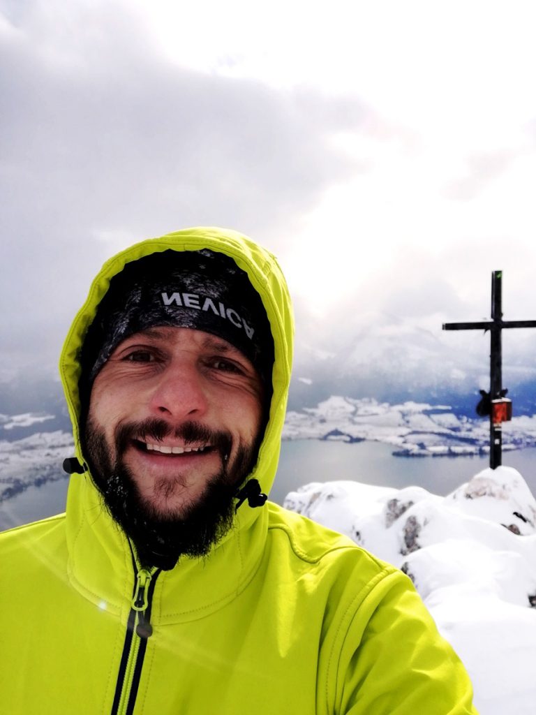 Tom und das Gipfelkreuz.