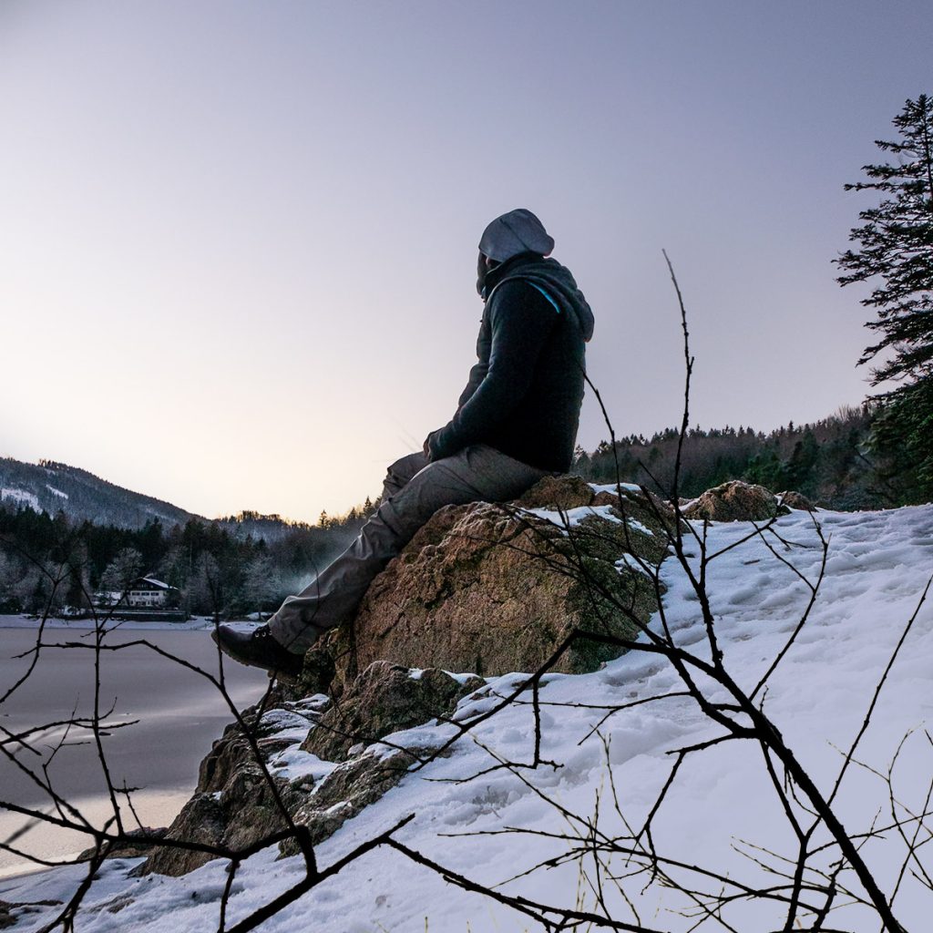 Tom am Nussensee auf einem Stein sitzend.