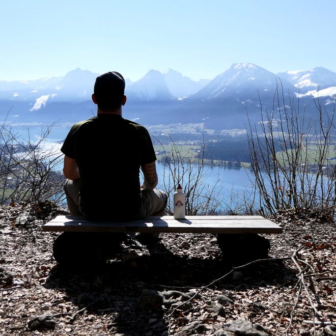 Die Gedanken schweifen lassen mit Ausblick auf den See und die Berge.